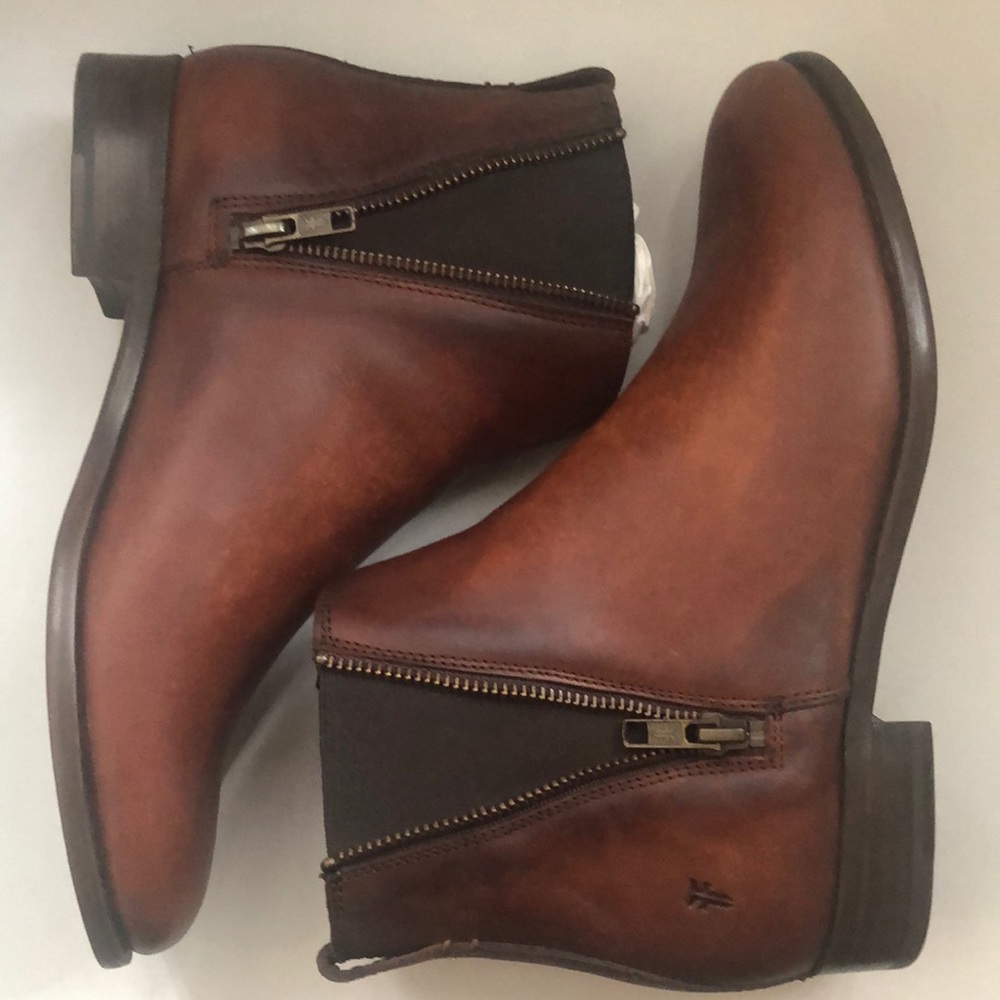 NIB $298 Frye Carly Chelsea Boot in Cognac! - Picture 6 of 11